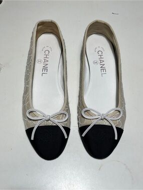 CHANEL white and Black Cap-Toe Ballet Flats with White Bow